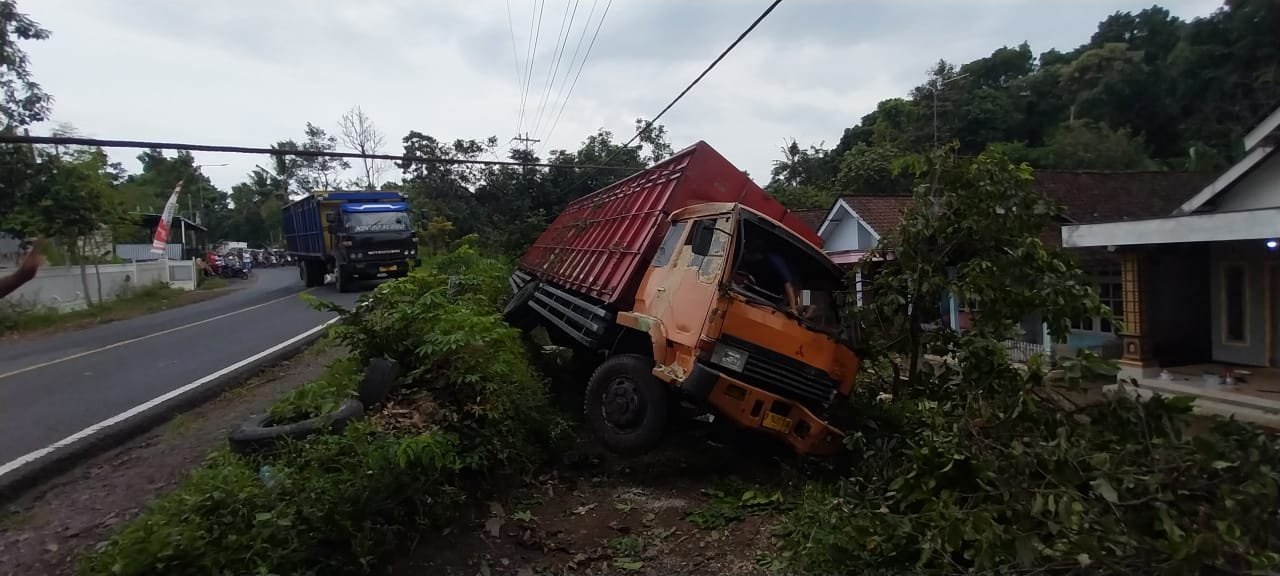 BERHASIL DIEVAKUASI: Truk Fuso P 9456 UQ disopiri Rino Sujoko, 29 Pemalang Jawa Tengah yang terguling di Dusun Garahan Jati, Desa Garahan, Kecamatan Silo Rabu (29/10/2025) berhasil dievakuasi
