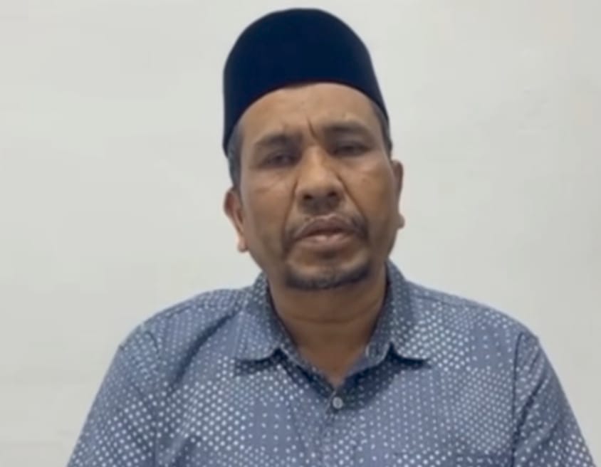 Tangkapan layar saat Wakil Bupati Pidie Jaya, Hasan Basri, menyampaikan permohonan maaf atas tindakannya memukul Kepala SPPG Desa Sagoe. (Instagram/rencongdaily)