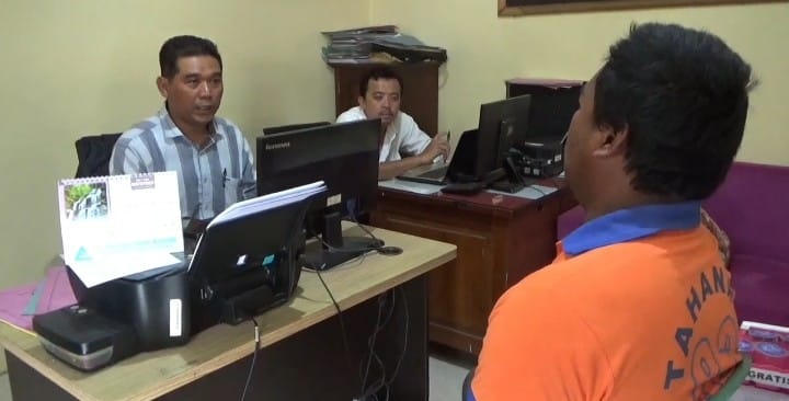 Ketuk (nama lapang) saat digelandang di Mapolsek setempat usai mencuri alpukat, di Desa Mundurejo, Umbulsari, hingga menjadi bulan-bulanan massa. (Foto. Gito)