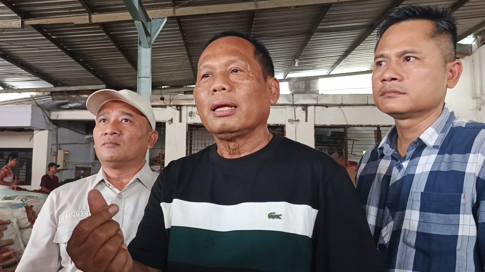 Ketua HKTI Jember Ponimin (tengah) ditemani wakil ketua dan sekretarisnya, saat ditemui belum lama ini. (Foto. Maulana/Radar Jember)