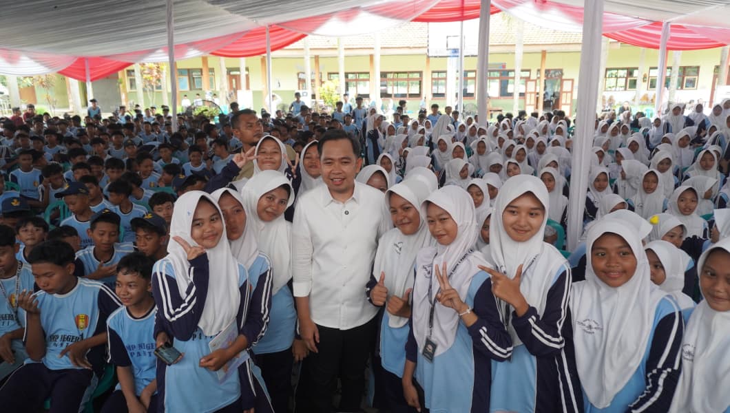 Bupati Fawait berswafoto dengan anak-anak saat kunjungannya ke SMP Negeri 1 Panti (27/10). (Foto. Maulana/Radar Jember)