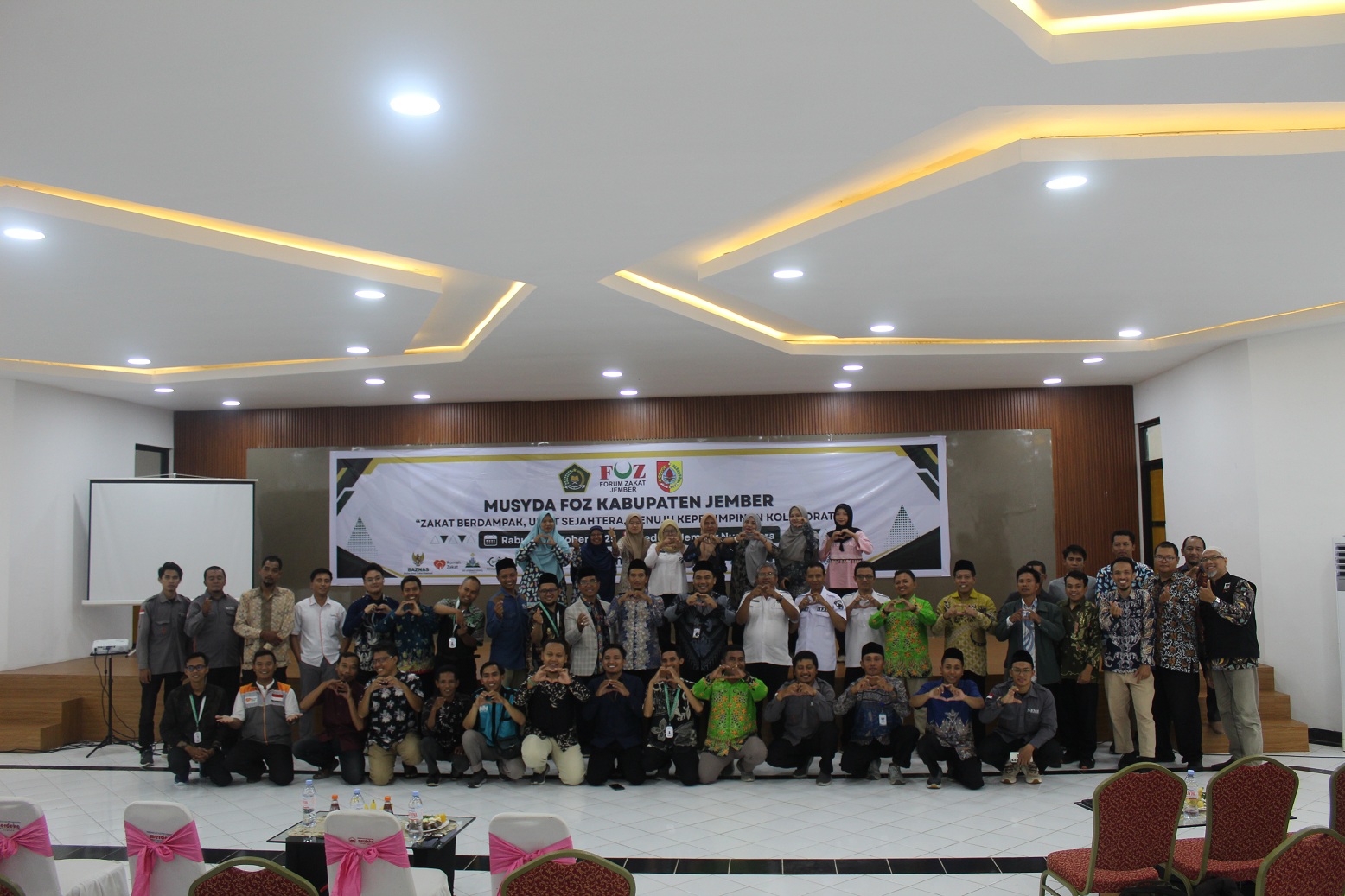 BANGUN KOLABORASI : Lembaga Amil Zakat se Jember foto bersama dalam forum MUSYDA FOZ ketiga di Gedung Jember Nusantara, Rabu (29/10).