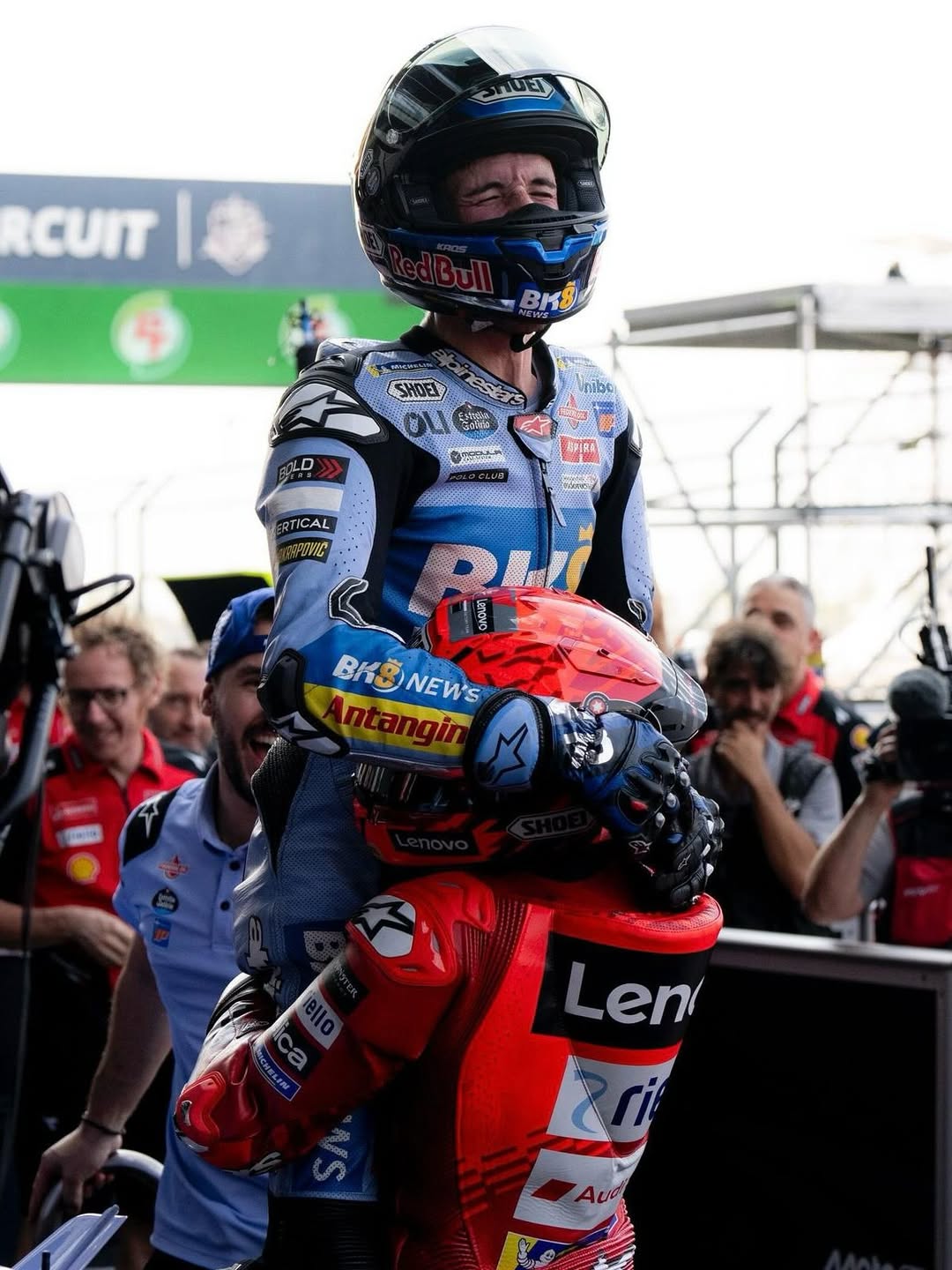Alex Marquez digendong saudaranya, Marc Marquez, yang sekaligus rivalnya di lintasan MotoGP.