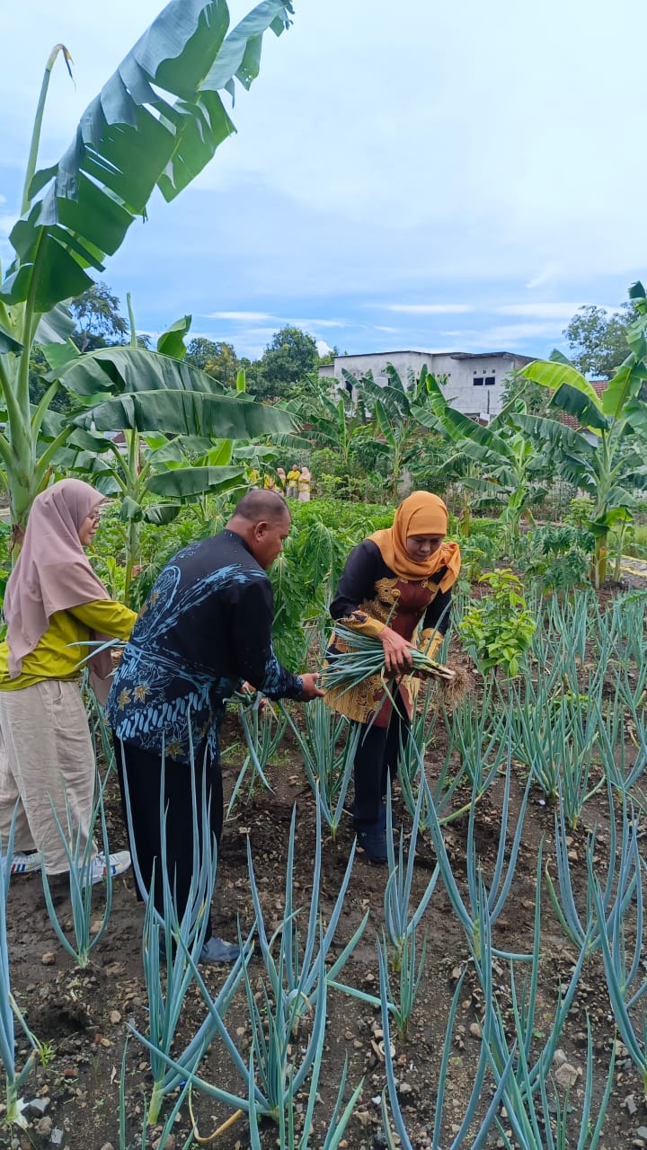 Gubernur Jawa Timur Khofifah Indar Parawansa Di School Food Care SMAN 1 Tenggarang, Bondowoso.