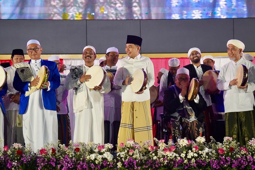 KHIDMAT: Suasana kemeriahan salawat akbar di Alun-alun Jember, Jumat malam (31/10).