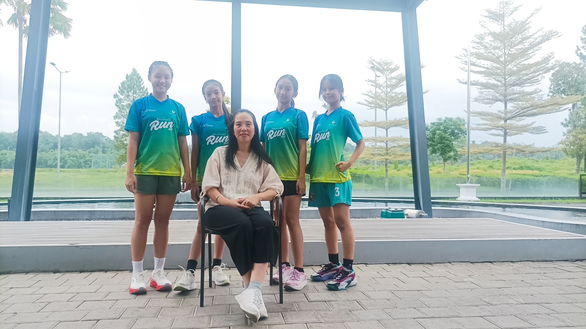 SEMANGAT: Pengurus Administrasi Garuda Club Jember Yenny Maria (duduk) bersama tim siap memeriahkan The Argopuro Run 2025.