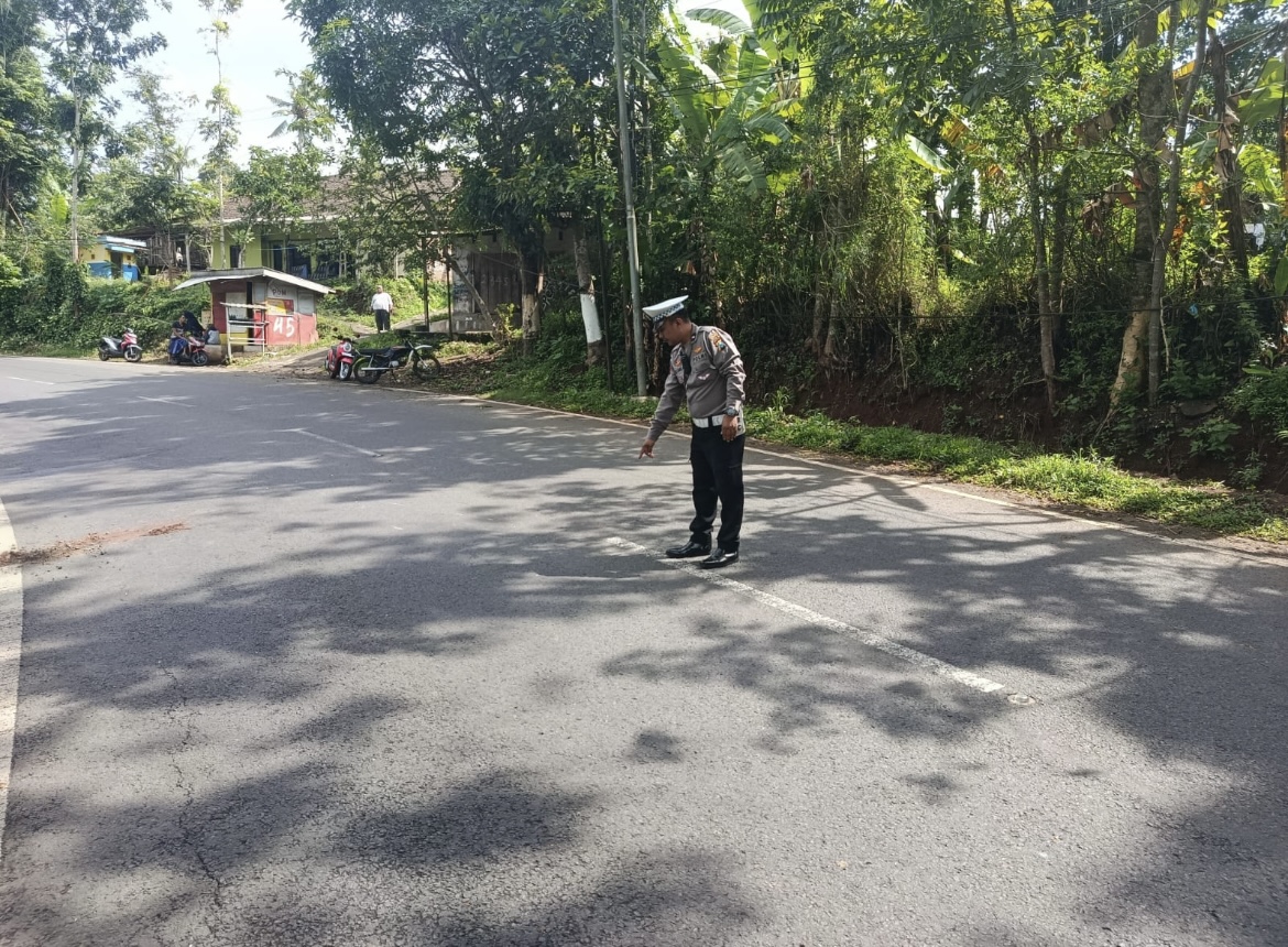 MENGECEK: Petugas saat melakukan olah TKP laka lantas, kemarin (30/10).(SATLANTAS POLRES BONDOWOSO)