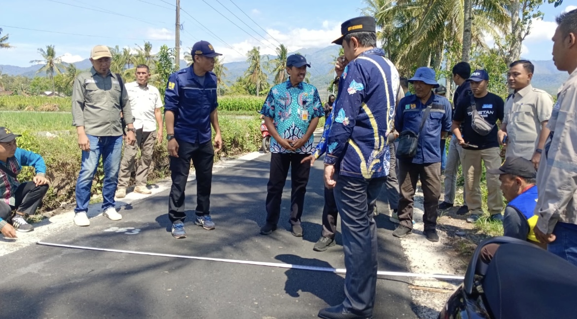 DIPERHATIKAN: Plt Kepala BSBK Bondowoso bersama bupati dan wakil bupati, memantau salah satu ruas jalan yang diperbaiki beberapa waktu lalu.(ILHAM WAHYUDI/RADAR IJEN )