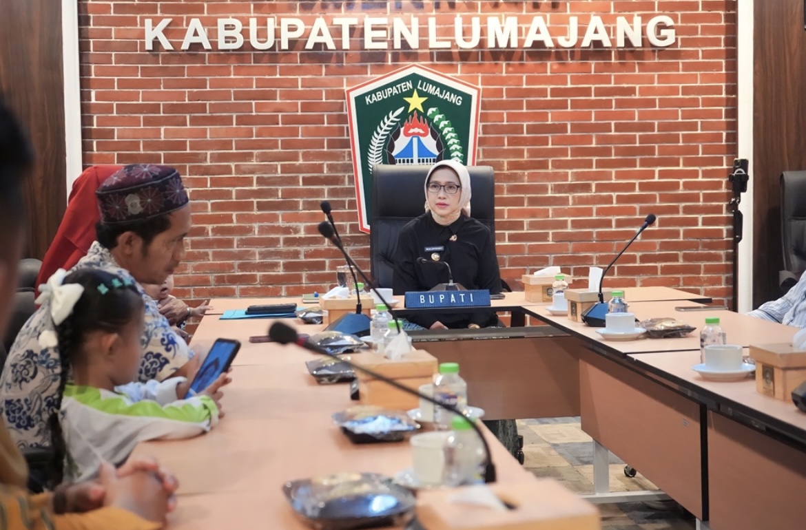 SERAHKAN: Bupati Lumajang Indah Amperawati saat menyerahkan bantuan santunan kematian kepada salah satu keluarga almarhum petani di Lumajang.(ATIEQSON MAR IQBAL/RAME)