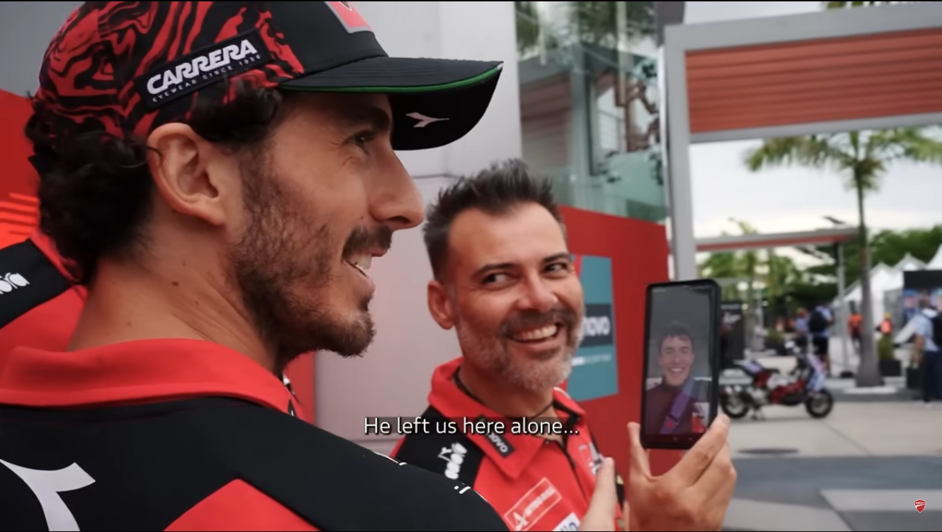 Momen Pecco Bagnaia bercanda dengan Marc Marquez via video call dalam tayangan Inside Ducati.