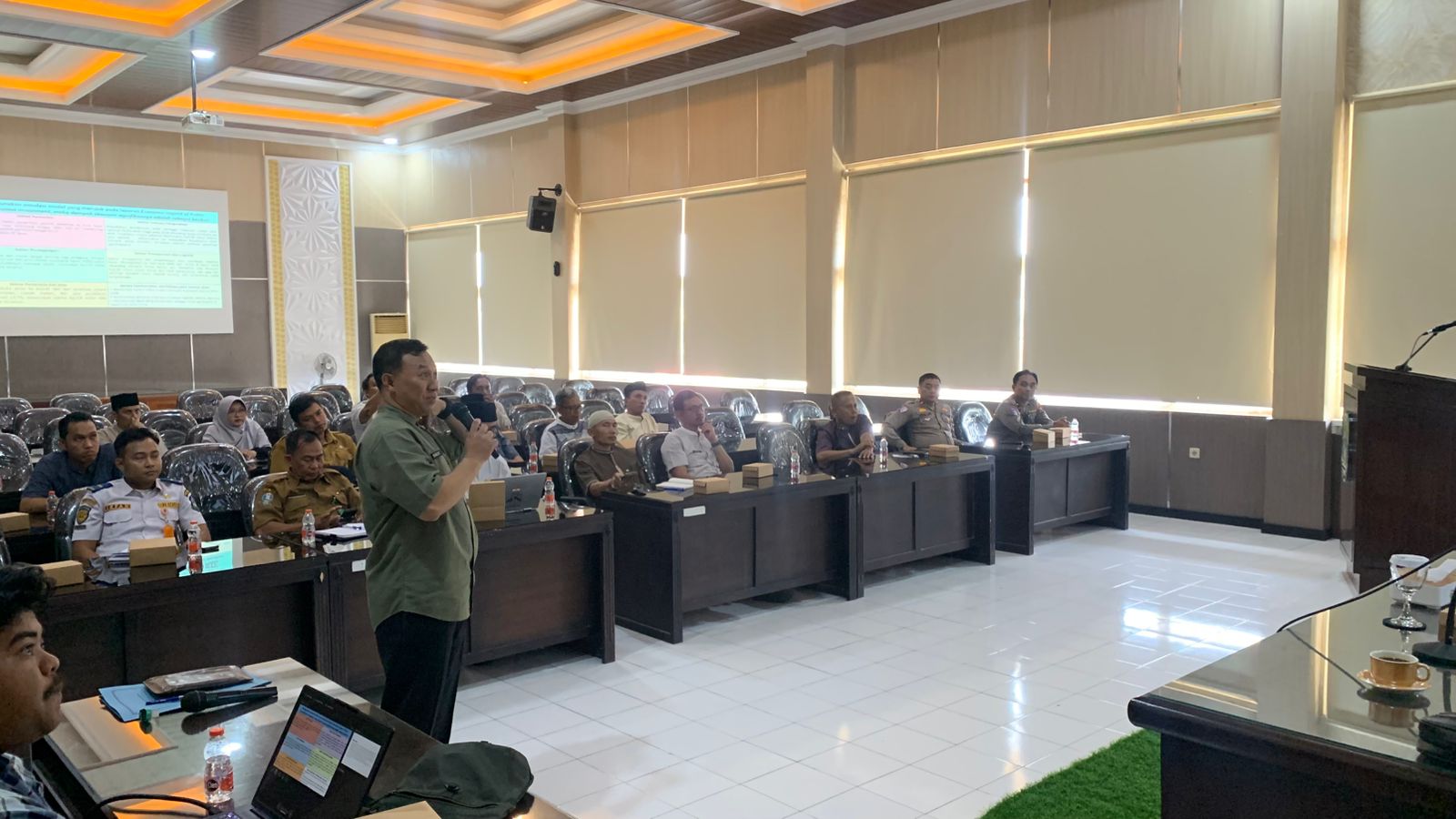 SERIUS: Anggota forum lalu lintas di Bondowoso membahas dampak dari adanya exit tol di Besuki terhadap Kota Tape.
