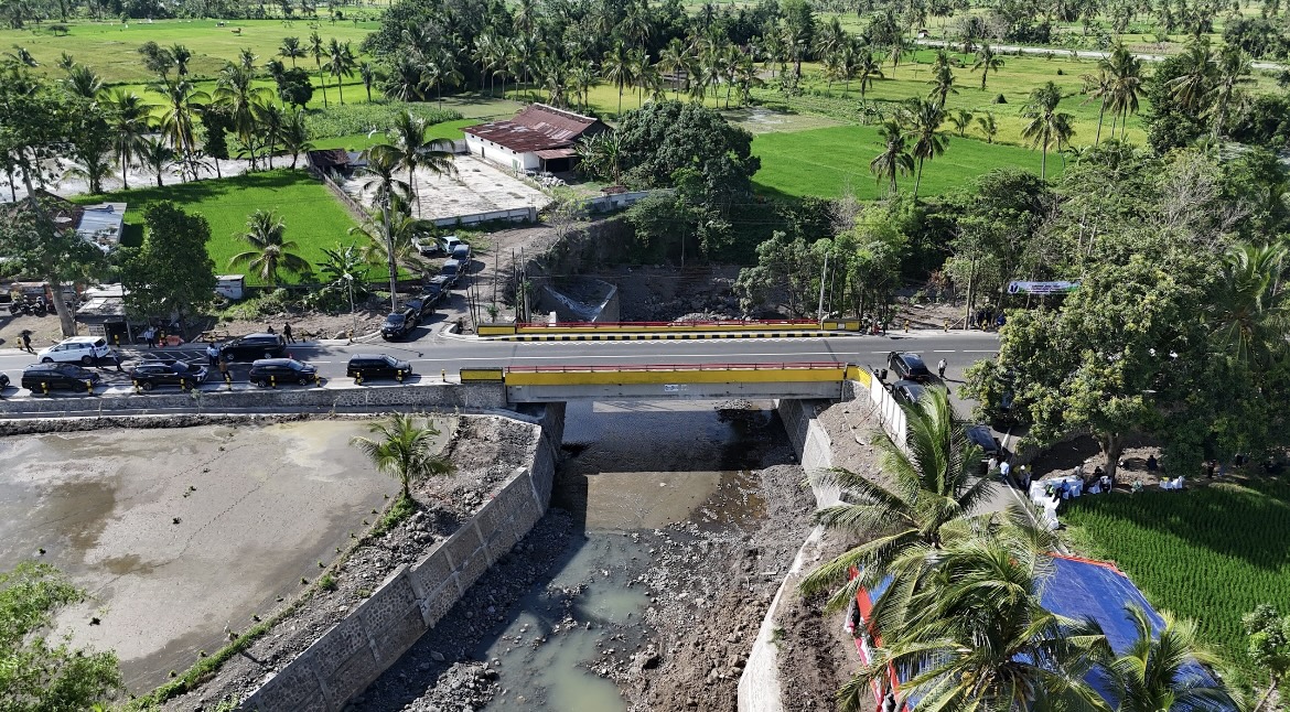 LANCAR: Lalu lintas di Jembatan Besuk mulai normal kembali, pasca upaya perbaikan rampung.(KOMINFO BONDOWOSO FOR IJEN)
