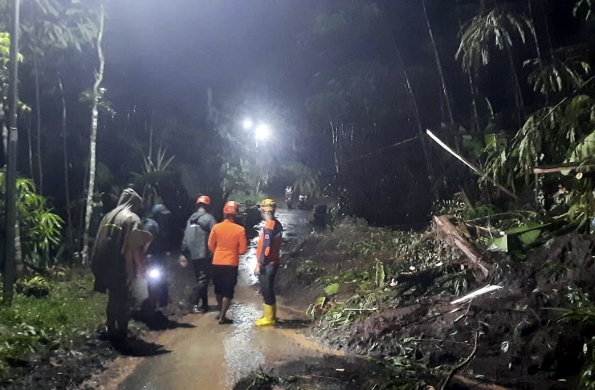 PANTAU: Petugas BPBD Lumajang saat mendatangi langsung beberapa lokasi yang terdampak cuaca ekstrem di Lumajang.(BPBD FOR RAME)