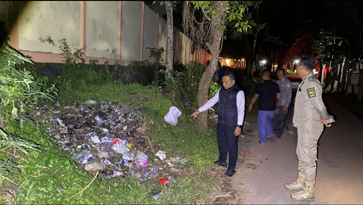 LAKUKAN SURVEY: Satgas pengelolaan sampah temukan beberapa tumpakan liar di area perkotaan, kemarin (1/11).(SATPOL PP BONDOWOSO FOR IJEN)