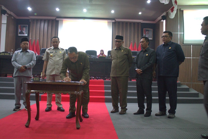 DITANDATANGANI: Ketua DPRD Bondowoso, H Ahmad Dhafir  SH menandatangani nota kesepakatan antara eksekutif dan legislatif dalam rapat paripurna, (3/11)