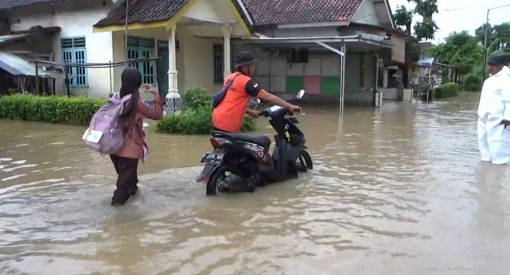 Banjir yang terjadi Dusun Tambakrejo, Desa Sumberagung, Kecamatan&nbsp; Sumberbaru, diterjang banjir pada Jumat (31/10) setelah diguyur hujan cukup lama hingga membuat air sungai meluap. (Foto. Gito)