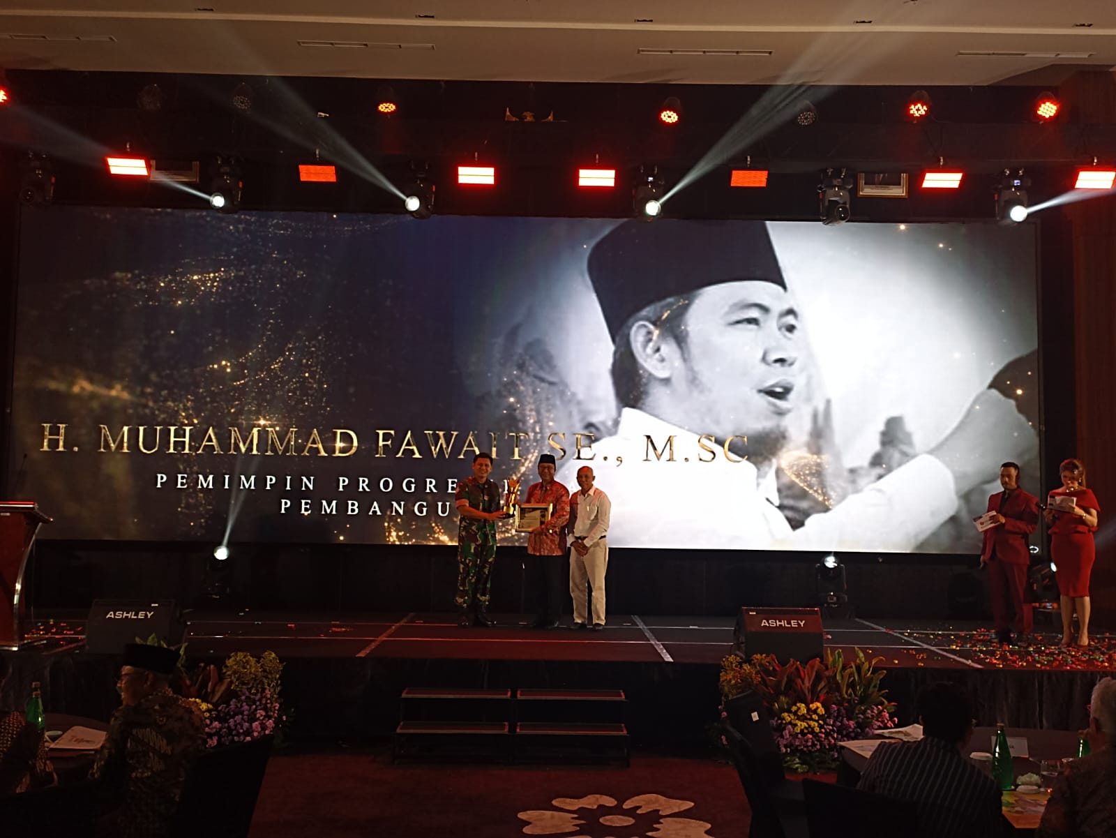 Kepala Bappeda Jember, Arief Tyahyono (tengah), mewakili Bupati Fawait, saat menerima penghargaan sebagai kepala daerah Progresif dari Ajang ASA 2025, di Surabaya, (31/10). (Foto. Diskominfo)