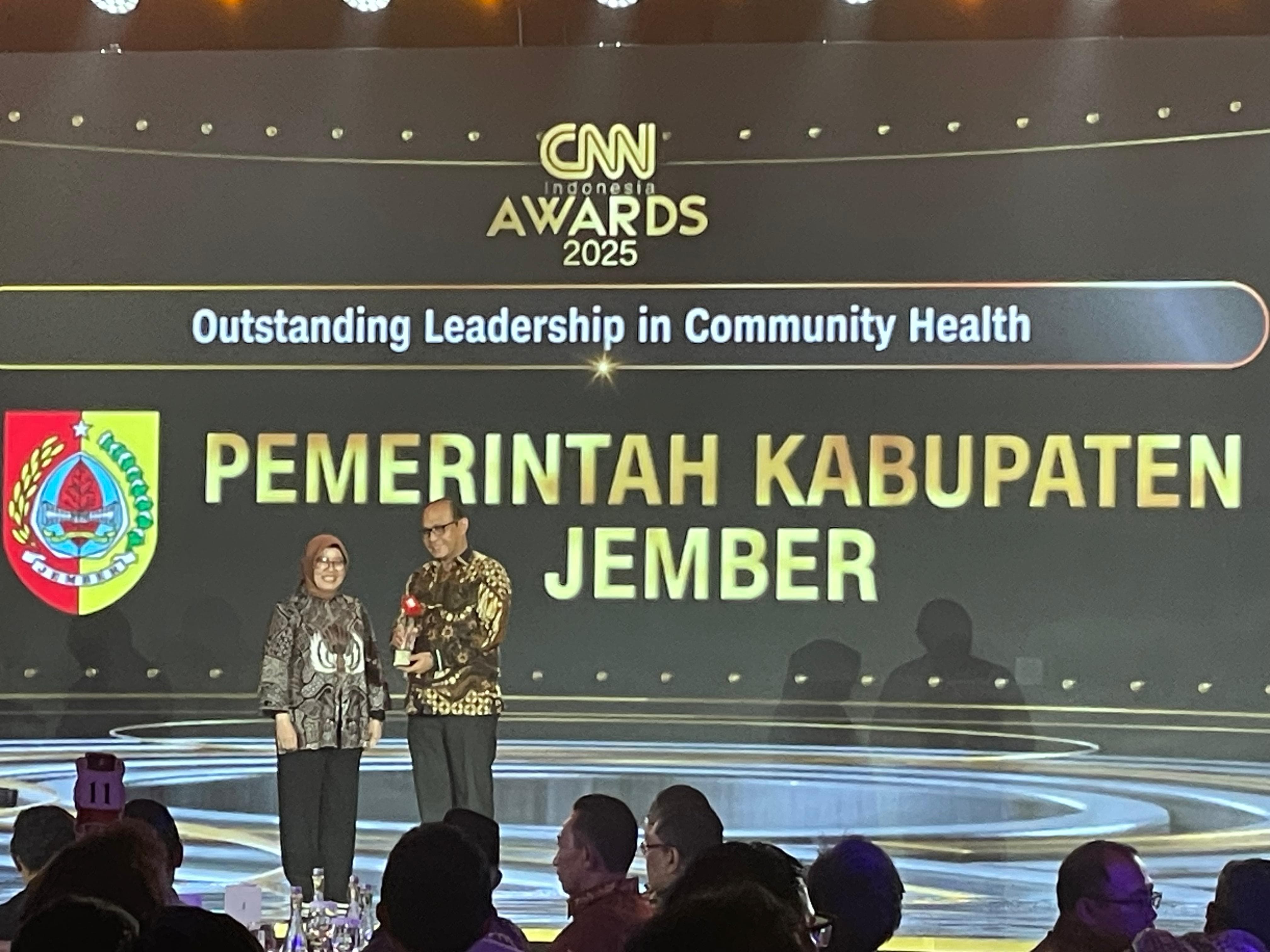 Plt. Kadinkes Jember Akhmad Helmi Lukman, mewakili Bupati Fawait, saat menerima penghargaan Outstanding Leadership in Community Health 2025, di Jakarta, &nbsp;Jumat (31/10). (Foto. Diskominfo Jember)