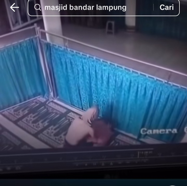 Kasus pelecehan yang di lakukan oleh terduga pelaku TR pada korban T, 22, yang lagi sholat di masjid. (Dok. Tiktok Info Kota Belopa)