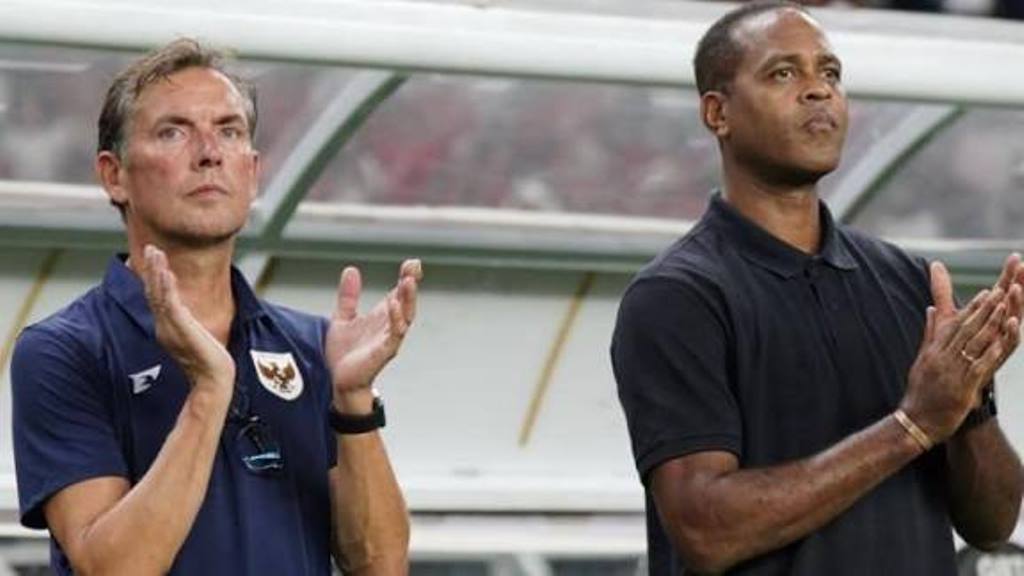 Alex Pastoor saat mendampingi Kluivert di Laga Timnas Indonesia. (Sumber foto: Pinterest)&nbsp;