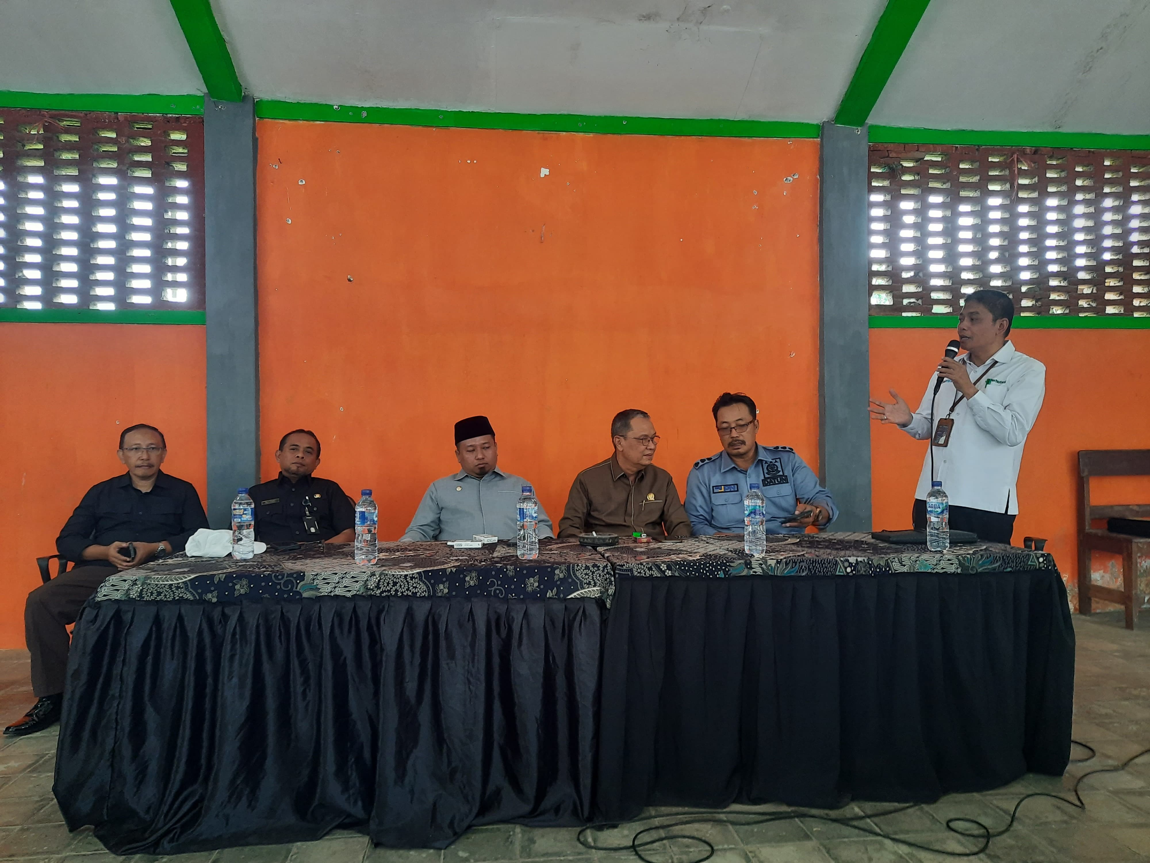 DUDUK BERSAMA:Sejumlah pihak saat mengikuti proses pks antara Perhutani dan penggarap lahan (FAQIH/RJ)