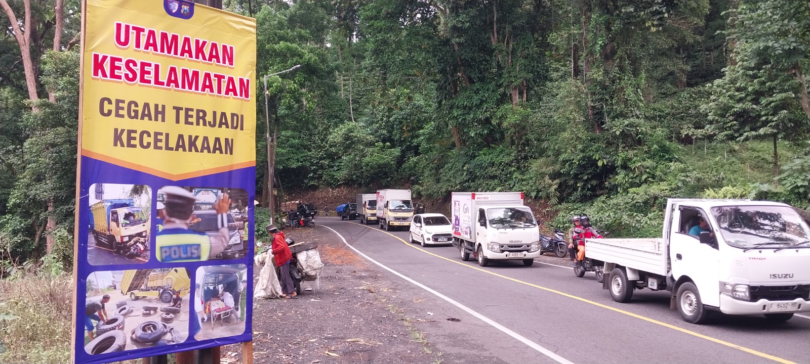 HIMBAUAN: Satlantas Polres Jember memasang baliho peringatan di Jalur Gumitir, Desa Sidomulyo, Kecamatan Silo.