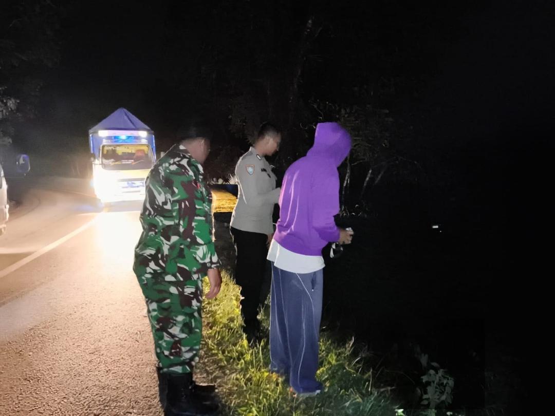 DICEK: Petugas kepolisian saat mendatangi langsug tempat kejadian perkara laka lantas di Piket Nol, Candipuro, kemarin.(DENDY FOR RAME)