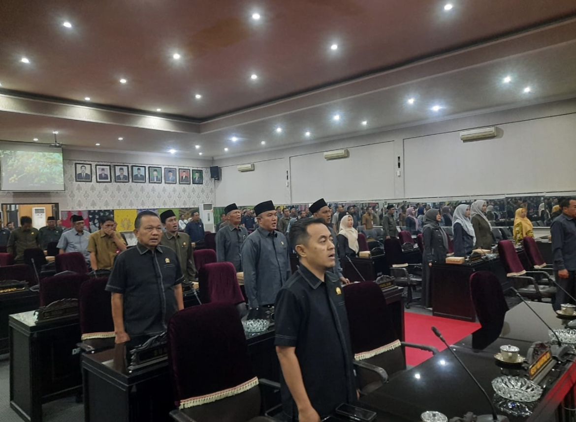 MENGHADIRI: Sejumlah pejabat saat mengikuti agenda rapat paripurna, kemarin (3/11).(FAQIH HUMAINI/RADAR IJEN)