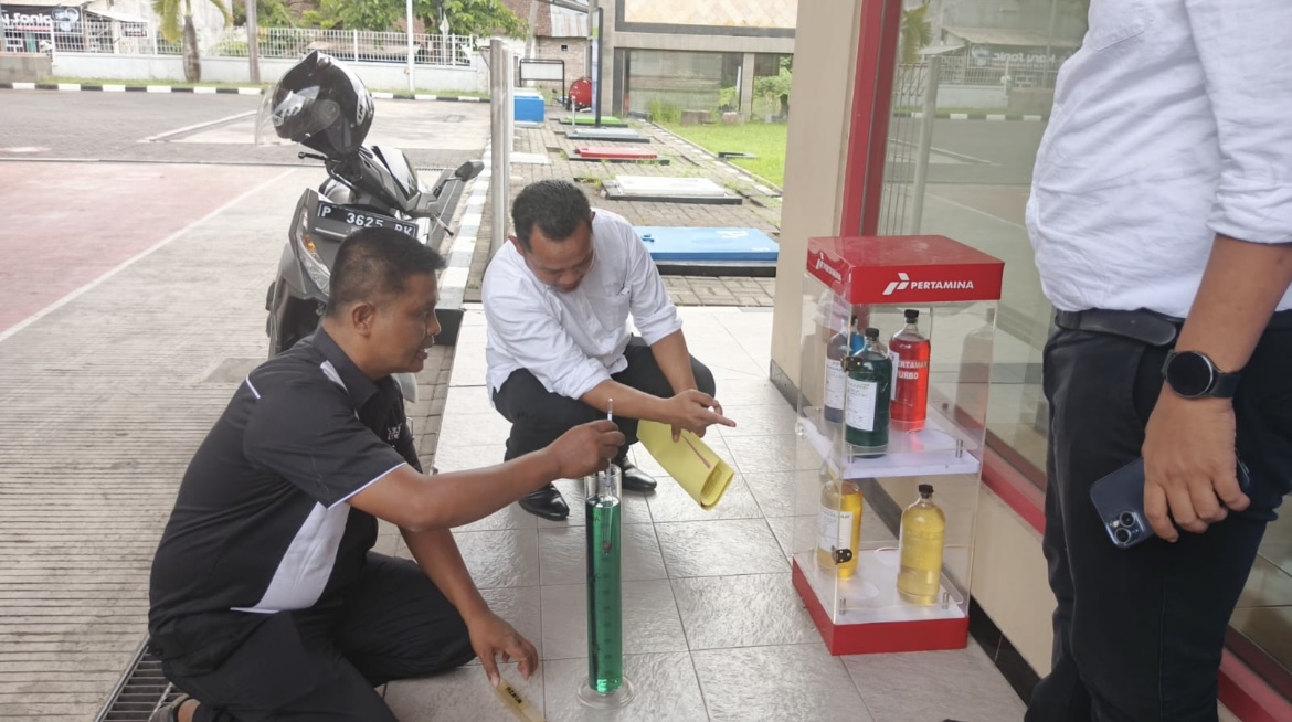 DIPASTIKAN AMAN: Anggota Satreskrim Polres Bondowoso saat melihat secara langsung kondisi BBM jenis pertalite di salah satu SPBU.(ILHAM WAHYUDI/RADAR IJEN)