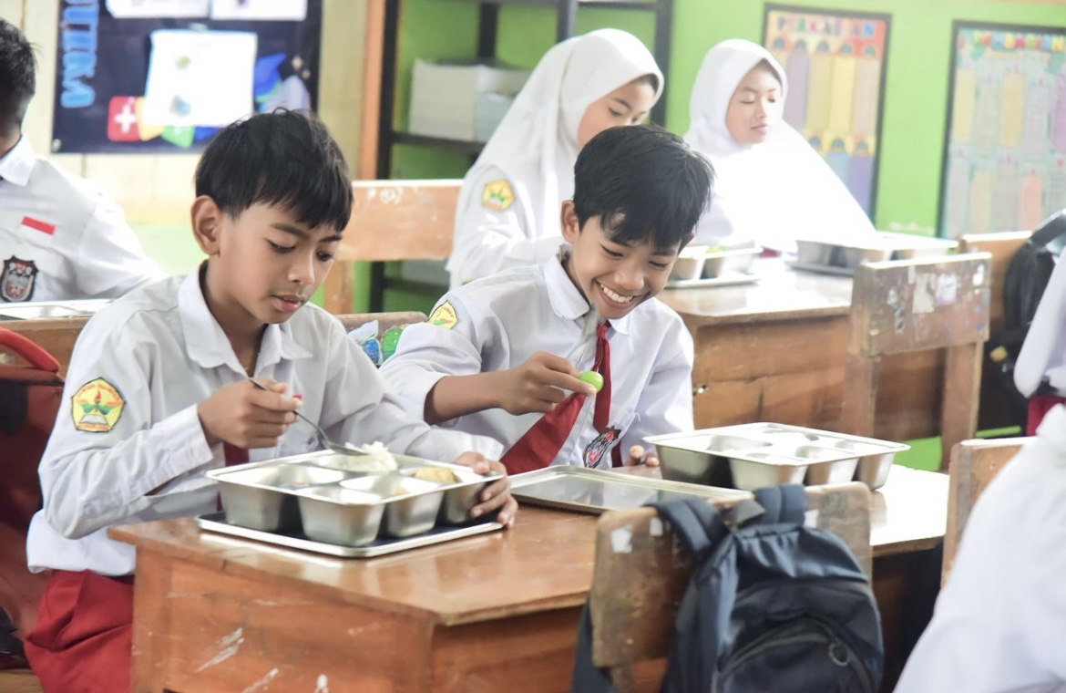 DITERIMA: Sejumlah murid di Lumajang mulai menerima manfaat program makan bergizi gratis (MBG).(ADE APRYANIS/RAME)