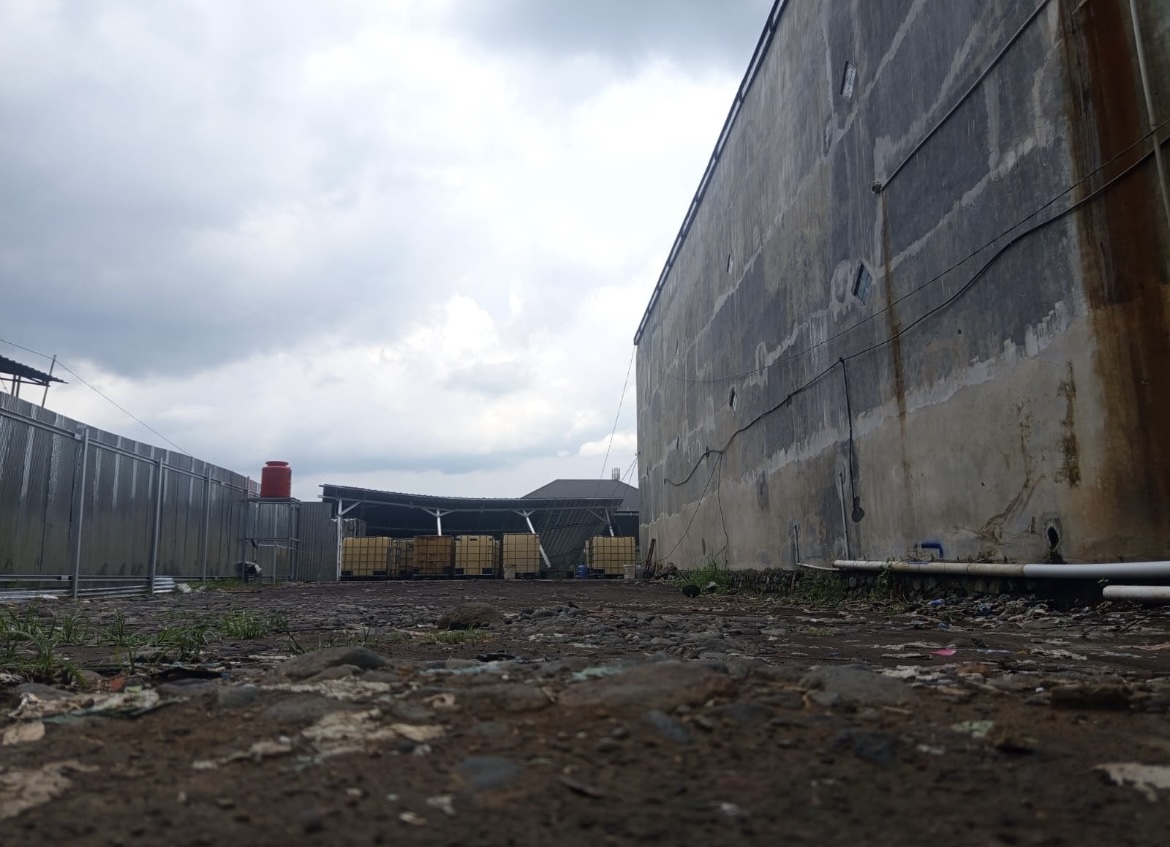 SEPI: Penampakan gudang lokasi penimbunan solar subsidi yang terletak di jalur lintas timur (JLT) Lumajang, kemarin.(ATIEQSON MAR IQBAL/RAME)