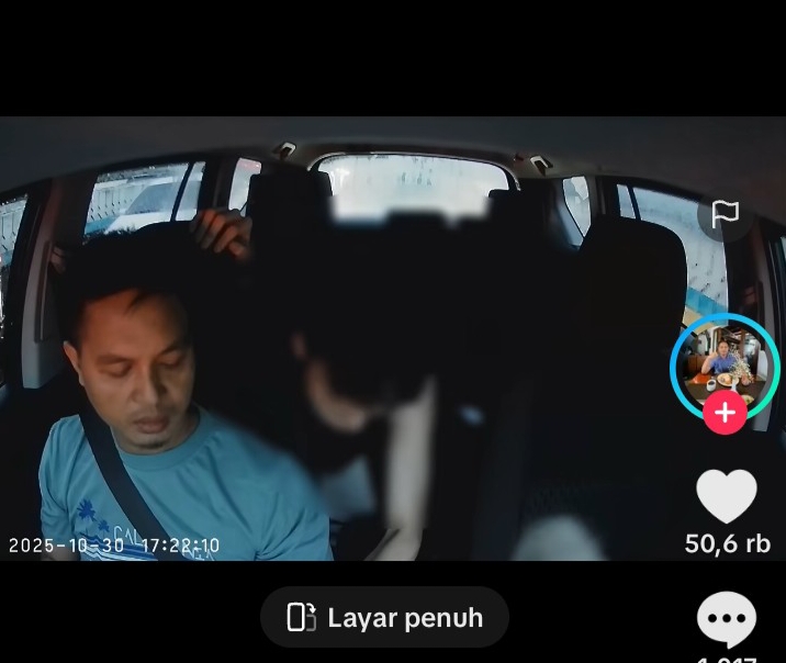 Warga Negara Asing ( WNA) asal Korea Selatan (Korsel) yang lagi kebelet nahan buang air kecil di sela-sela kemacetan. (Dok. Akun Tiktok Kang Burhan)