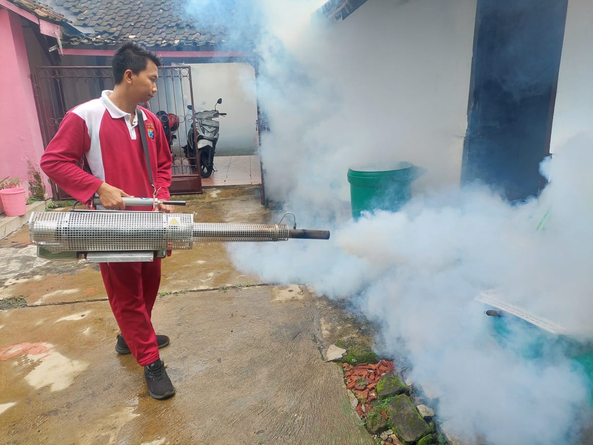 CEGAH DBD: Petugas dari dokkes Polres Jember bersama dokkes RS Bhayangkara Polres Bondowoso saat melakukan fogging di Mapolsek Sumberbaru, Jember Senin (3/11/2025)