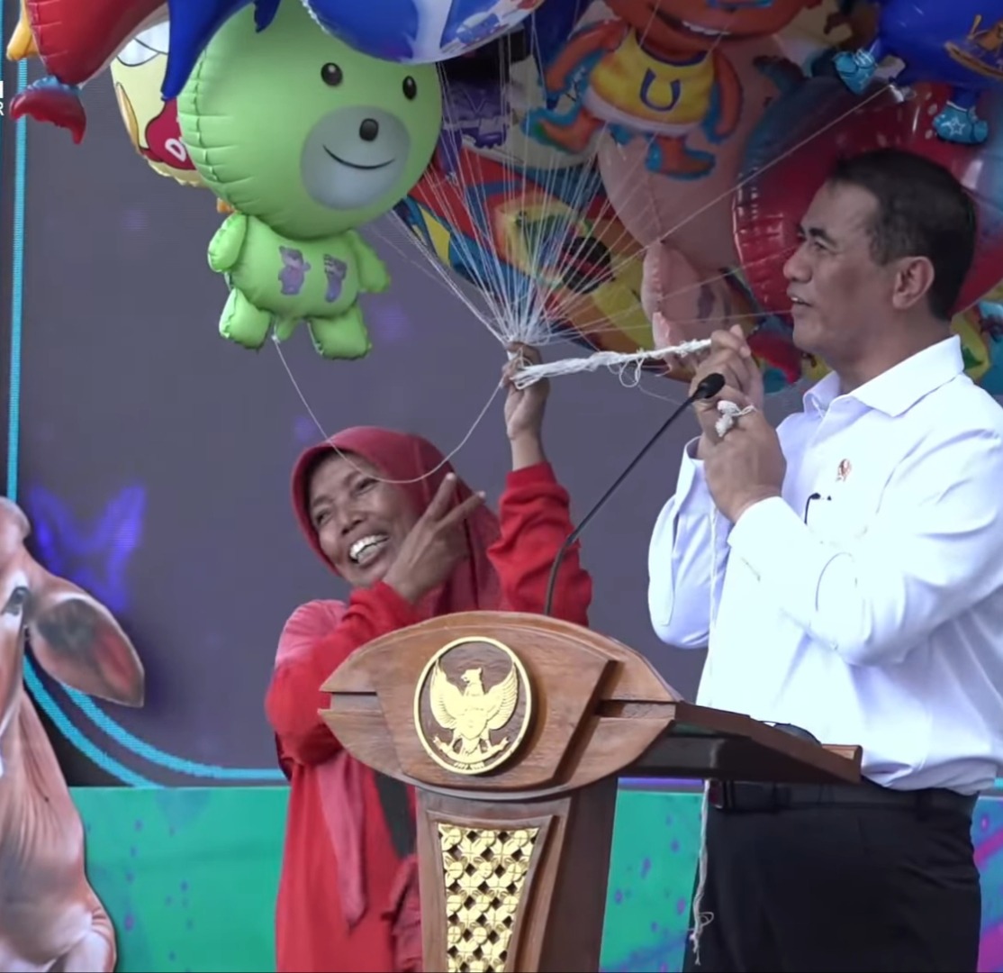 ARU BAHAGIA: Titik Yuliati, yang tidak dapat menyembunyikan kebahagiaanya seusai dagangannya diborong Mentan Amran, saat Festival dan Expo Sapi, di Stadion Jember Sport Garden (JSG), Sabtu (1/11).