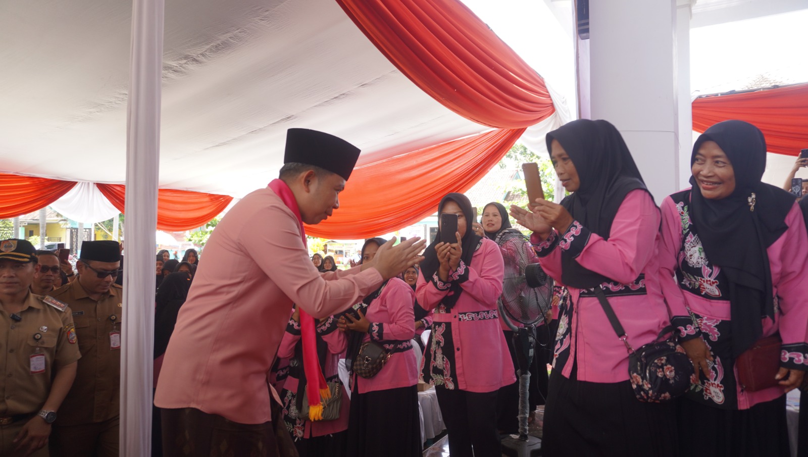 HANGAT: Gus Fawait menyapa para kader Posyandu se-Kecamatan Gumukmas, di Kantor Desa Mayangan, Kecamatan Gumukmas, saat rangkaian Guse Menyapa, Senin (3/11).