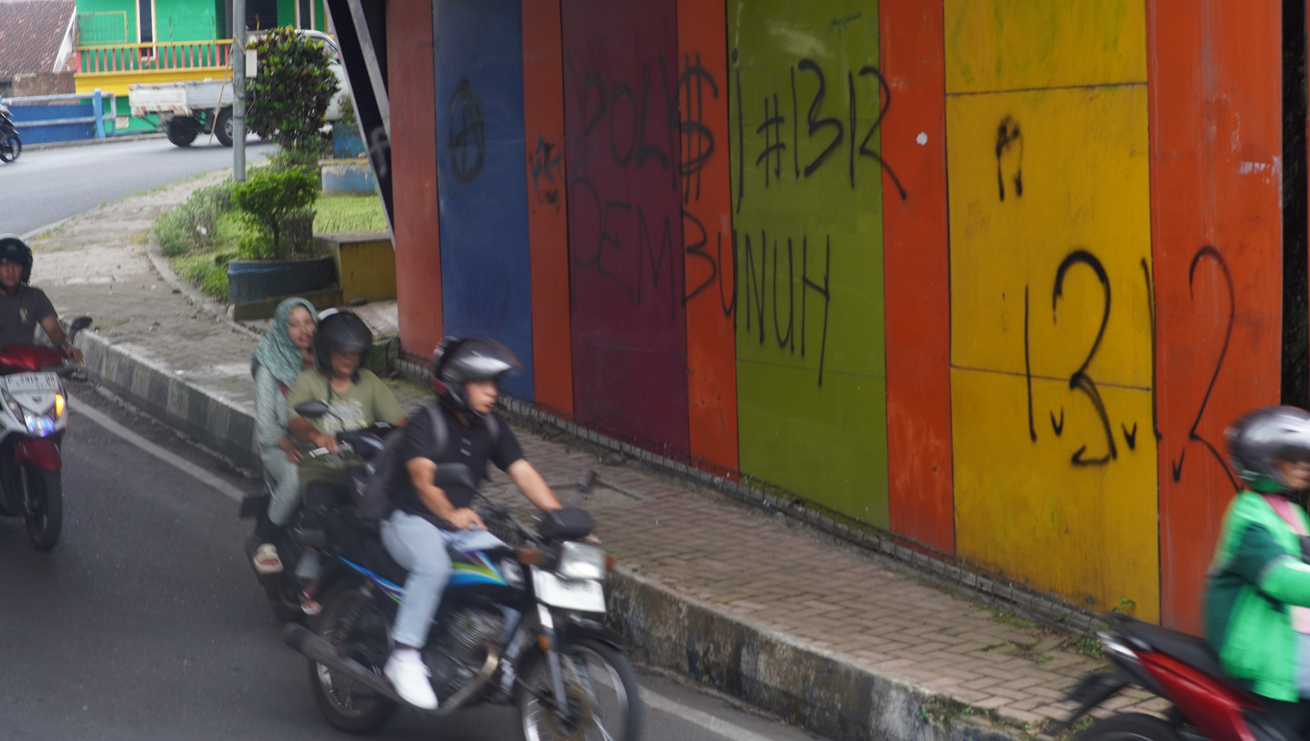 TERLIHAT KUMUH: Dinding di Jembatan Semanggi Jember terlihat dipenuhi berbagai coretan dan kata-kata kotor, Selasa 4/11 (Foto Yulio FA/RJ)