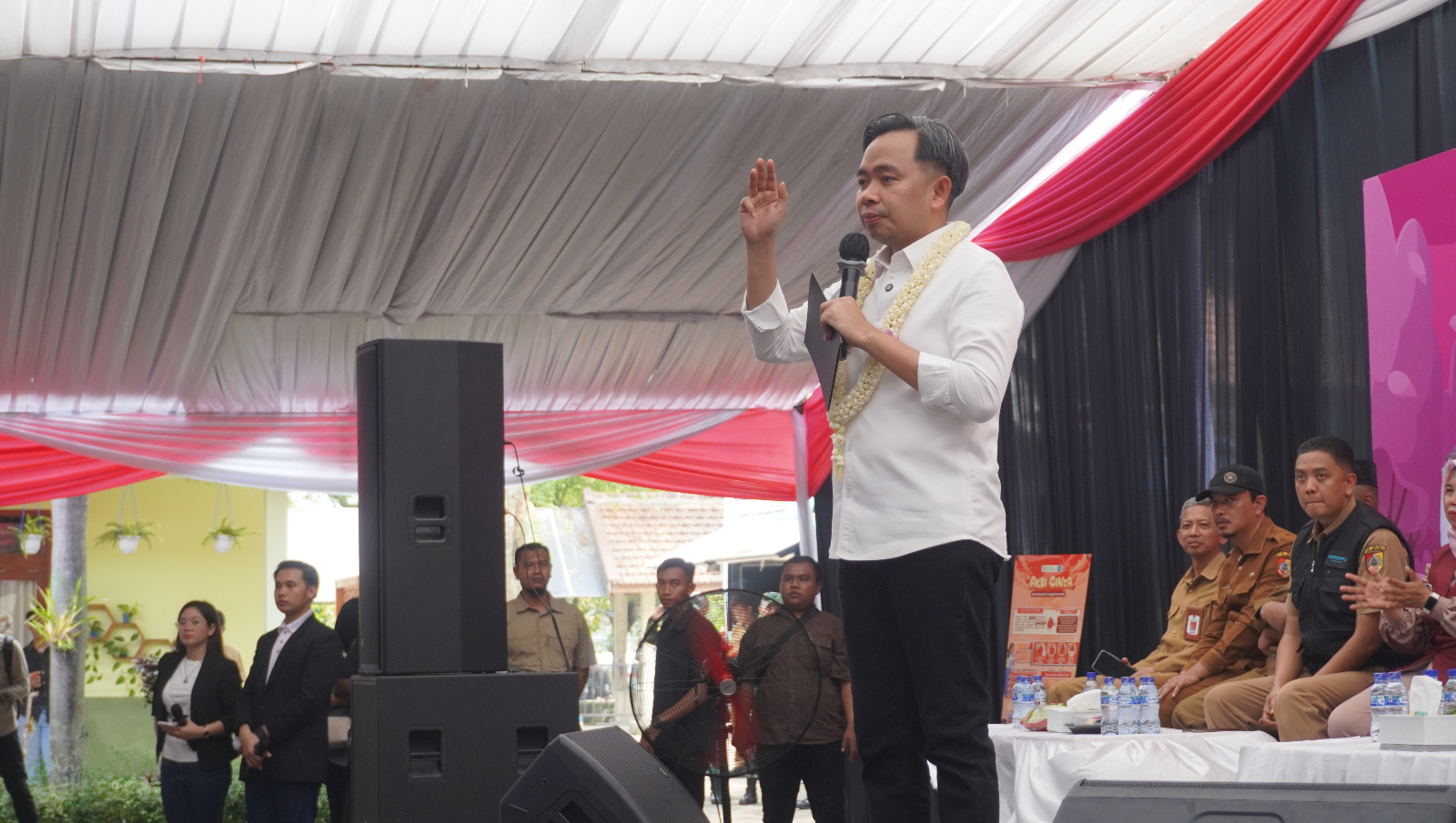 SAMPAIKAN SERUAN: Bupati Fawait di sela-sela melangsungkan Program Bunga Desaku jilid 6 di Kecamatan Panti pada Oktober lalu.