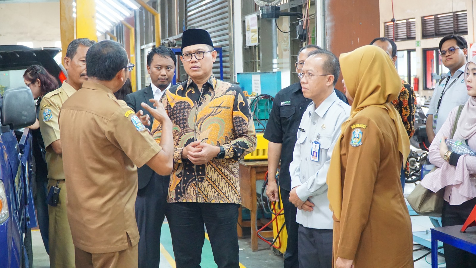 KAGUM: Staf Ahli Mendikdasmen, Mariman Darto, saat meninjau bengkel di SMKN 2 Jember.