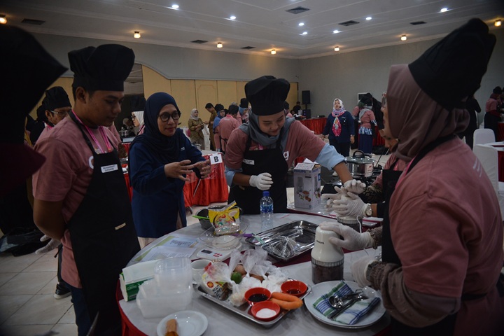 PELATIHAN: Instruktur memantau peserta praktek membuat Siomay dan Bakso dalam kegiatan Cooking Class yang diselenggarakan oleh Disperindag Jember, kemarin (4-5/11)