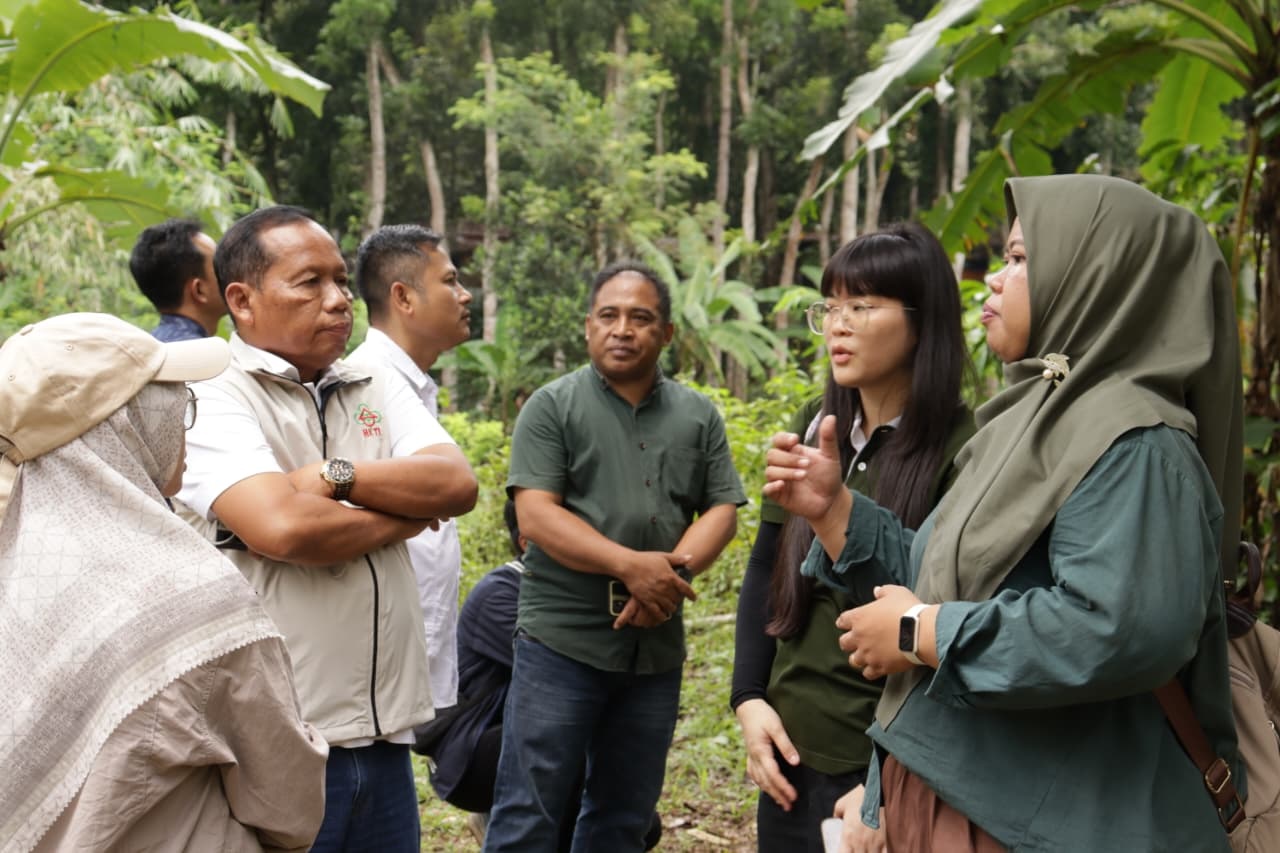 POTENSI PERTANIAN: Ketua HKTI Jember Ponimin mendampingi pihak perguruan tinggi dari Thailand yang studi bandi ke Kelompok Tani Rengganis binaan HKTI Jember.