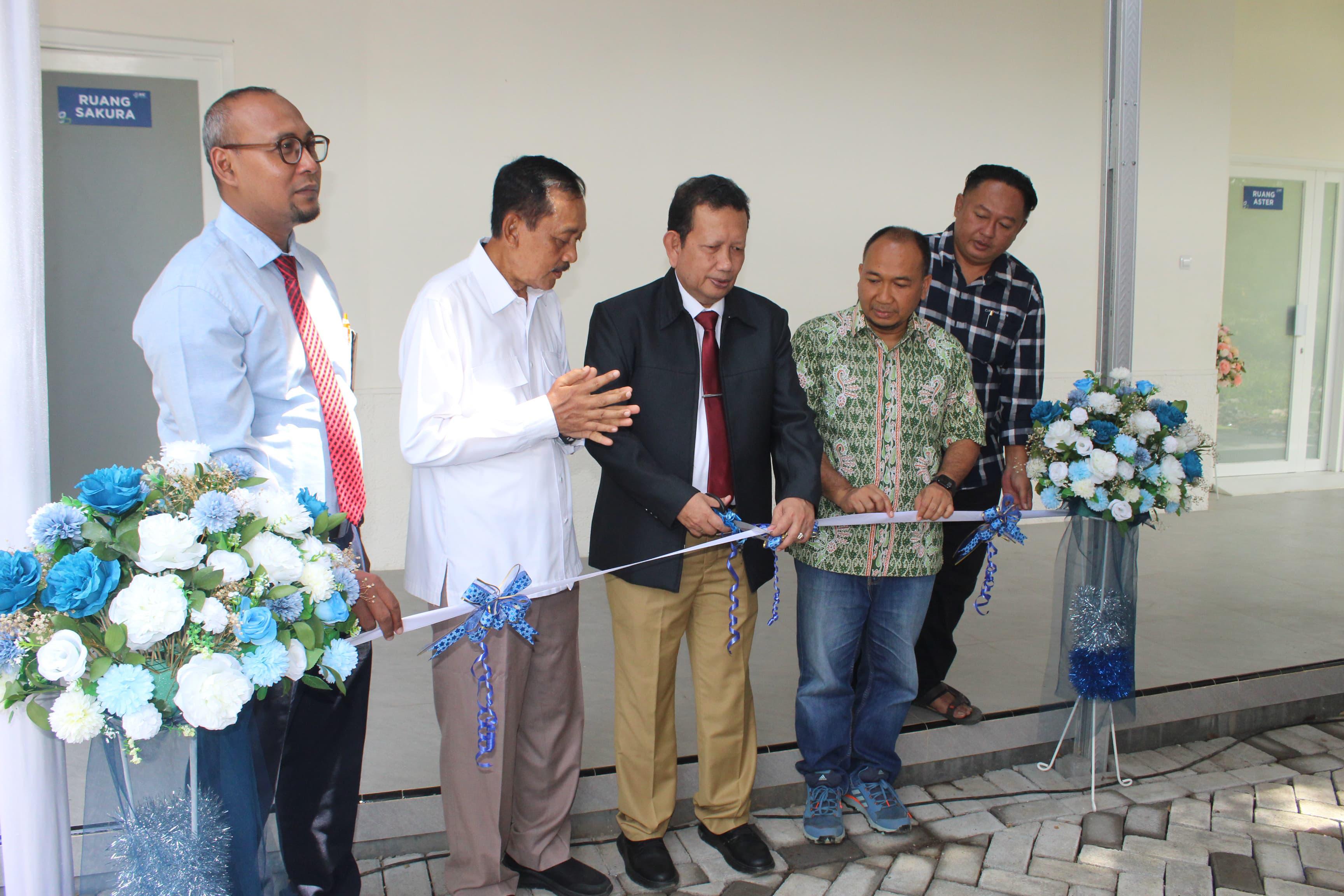 POTONG PITA: Direktur PT RNM Syamsul Bahri meresmikan fasilitas rawat inal Klinik Rolas Medika Banjarsari dan didampingi oleh Anggota DPRD Jember Hasan Basuki, Direktur EHC Mahmud Huda