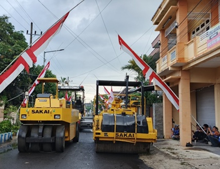 PERBAIKAN: Alat berat milik rekanan Dinas PU Bina Marga dan SDA Jember, saat mengaspal jalan di sekitar Jalan Bangka, Kecamatan Sumbersari, beberapa pekan lalu.
