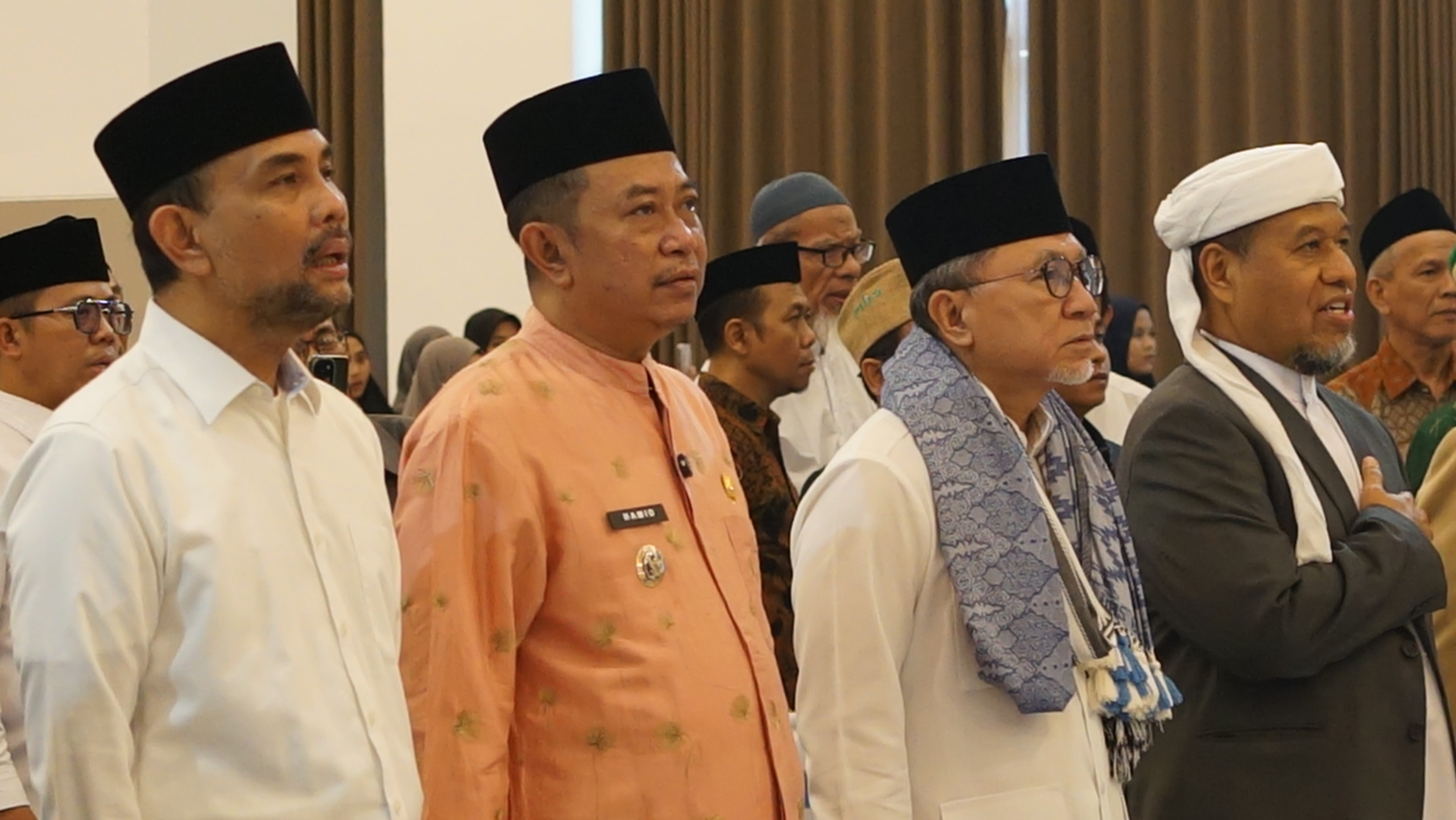 KE BONDOWOSO: Zulkifli Hasan atau yang akrab disapa Zulhas Menko Bidang Pangan (dua dari kanan) bersama beberapa pihak saat menghadiri Multaqo Ulama Nasional, (5/11). (KOMINFO)