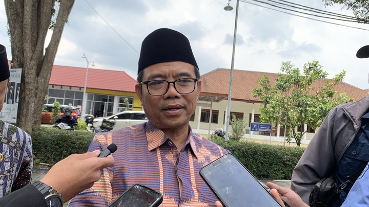 TEGAS: Kepala Kanwil Kementerian Agama (Kemenag) Jawa Timur, Akhmad Sruji Bahtiar memberikan keterangan kepada sejumlah awak media di Bondowoso, kemarin