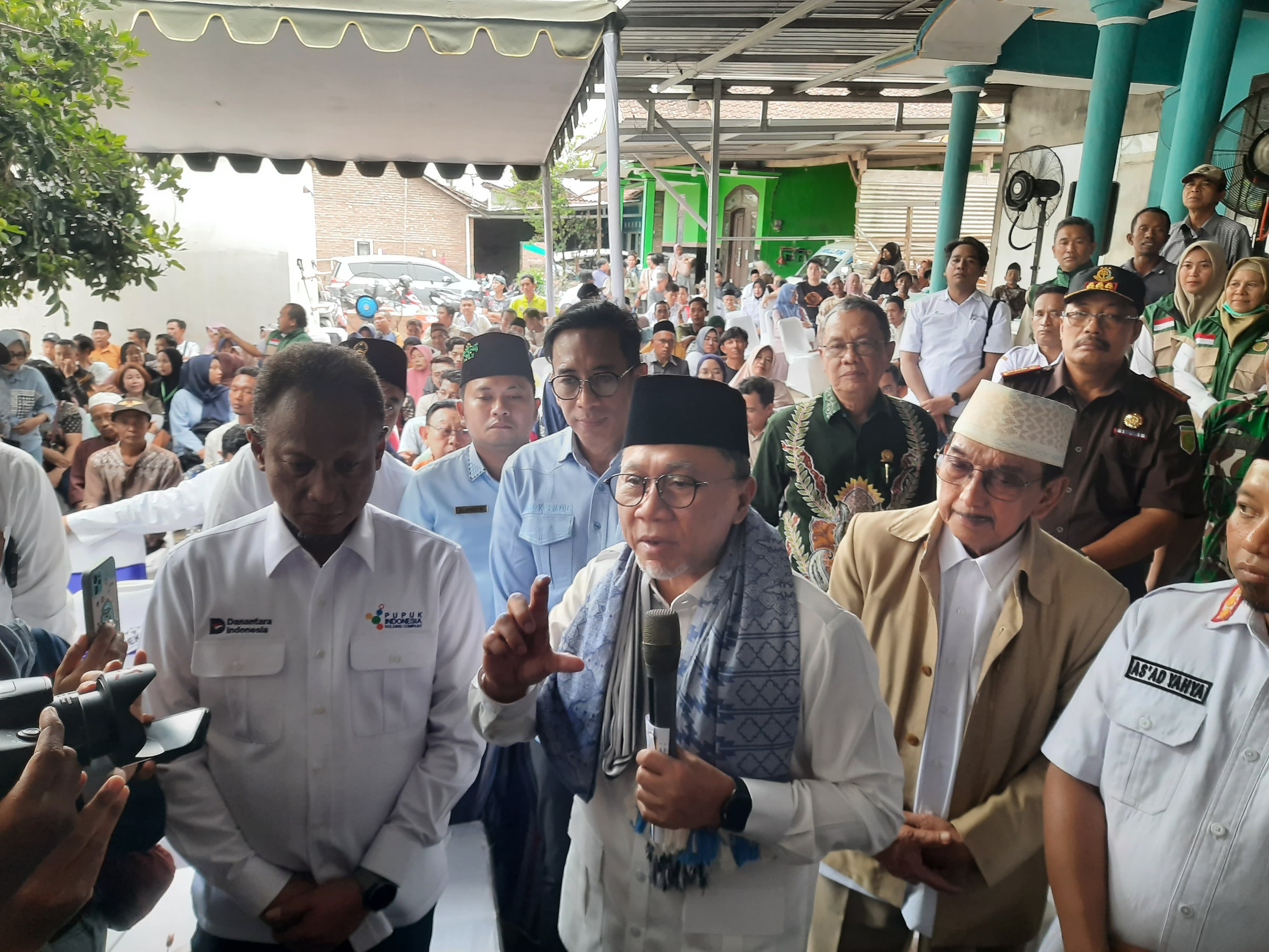 BERIKAN PENJELASAN: Menko Bidang Pangan Zulhas (tengah) saat jumpa pers, (FAQIH/RJ)