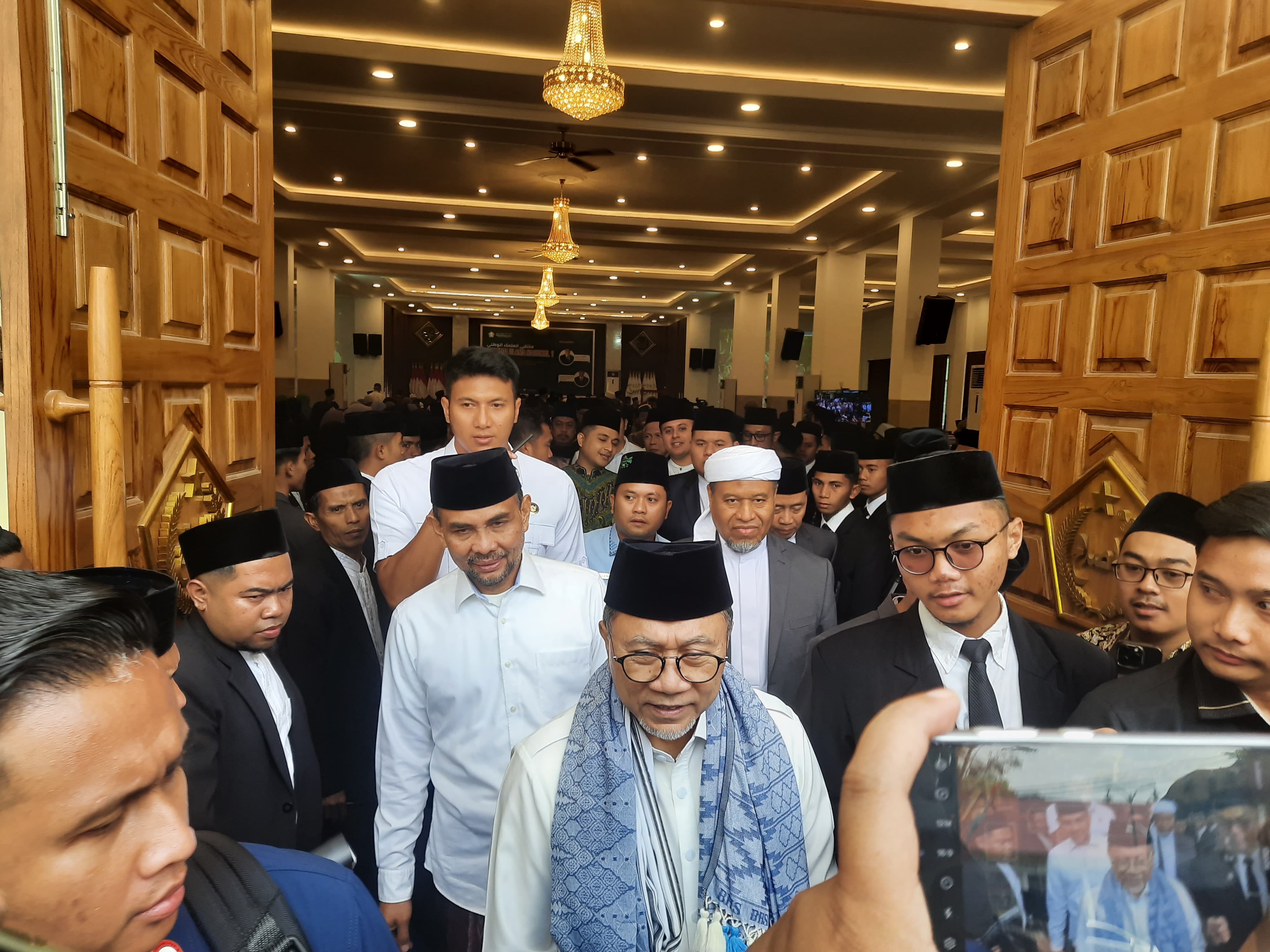 DISAMBUT: Menko Bidang Pangan Zulkifli Hasan (tengah) usai menghadiri acara multaqo nasional (FAQIH/RJ)