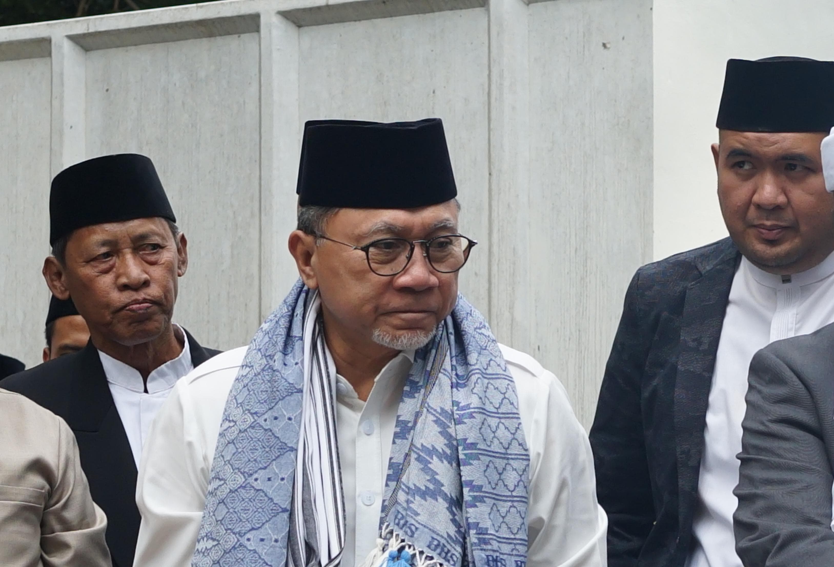 BERJALAN:menko bidang pangan Zulhas (tengah) usai menghadiri multaqa (FAQIH/RJ)