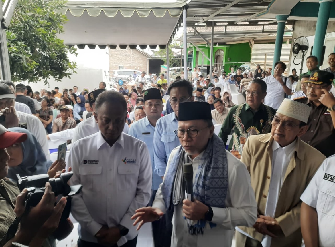 MENJELASKAN: Zulhas (tengah) saat jumpa pers bersama awak media, kemarin (5/11).(FAQIH HUMAINI/RADAR IJEN)