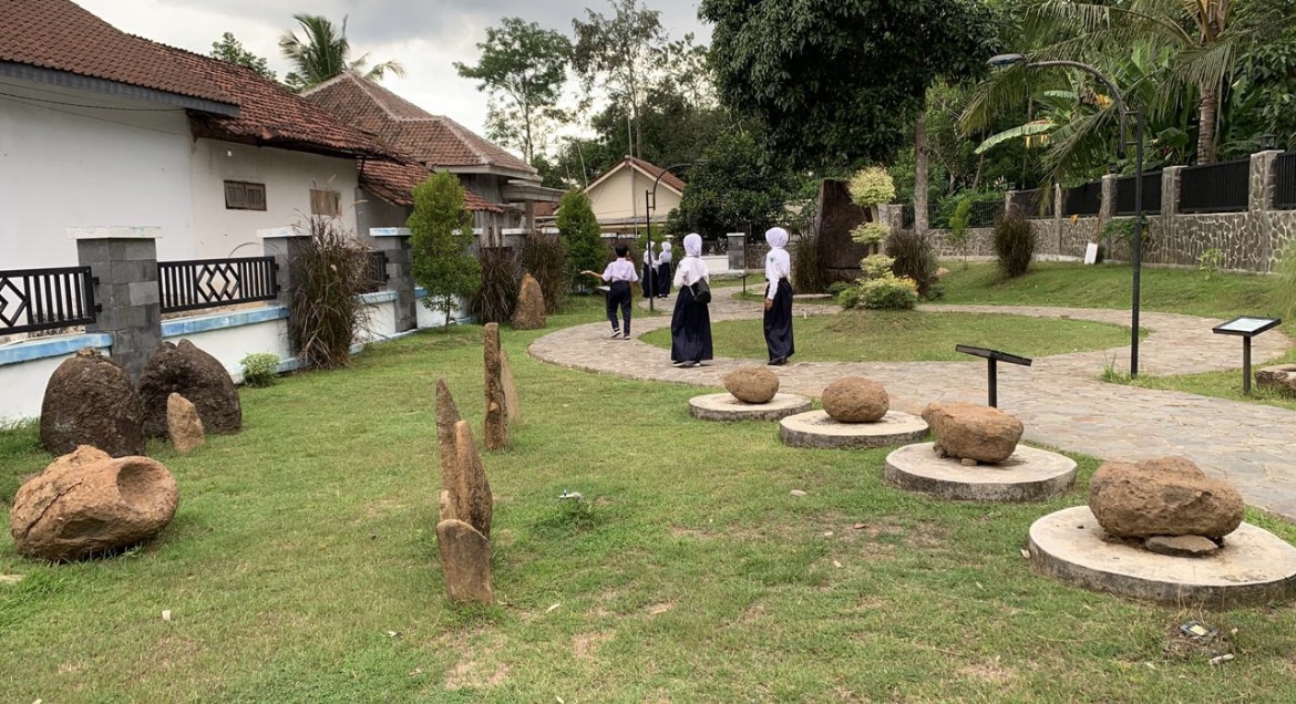 PENUH SEJARAH: Sejumlah siswa di Bondowoso melihat sejumlah koleksi benda Megalitik di MTMB.(ILHAM WAHYUDI/RADAR IJEN)