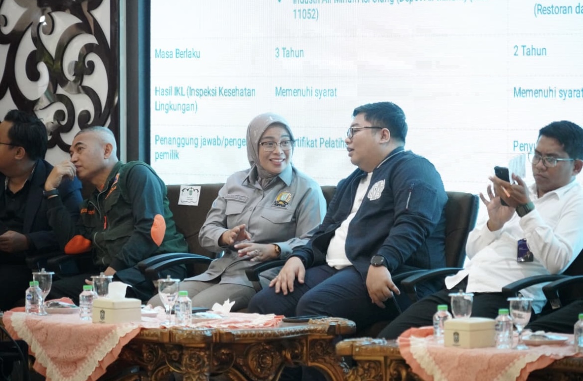 SAMPAIKAN: Ketua DPRD Lumajang Hj. Oktafiyani saat menyampaikan pentingnya menjaga kualitas pangan yang diberikan kepada penerima manfaat.(ATIEQSON MAR IQBAL/RAME)